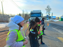 в Смоленском районе сотрудники ГИБДД и ребята из отряда ЮИД провели профилактическую акцию «Лайк водителю!» - фото - 4